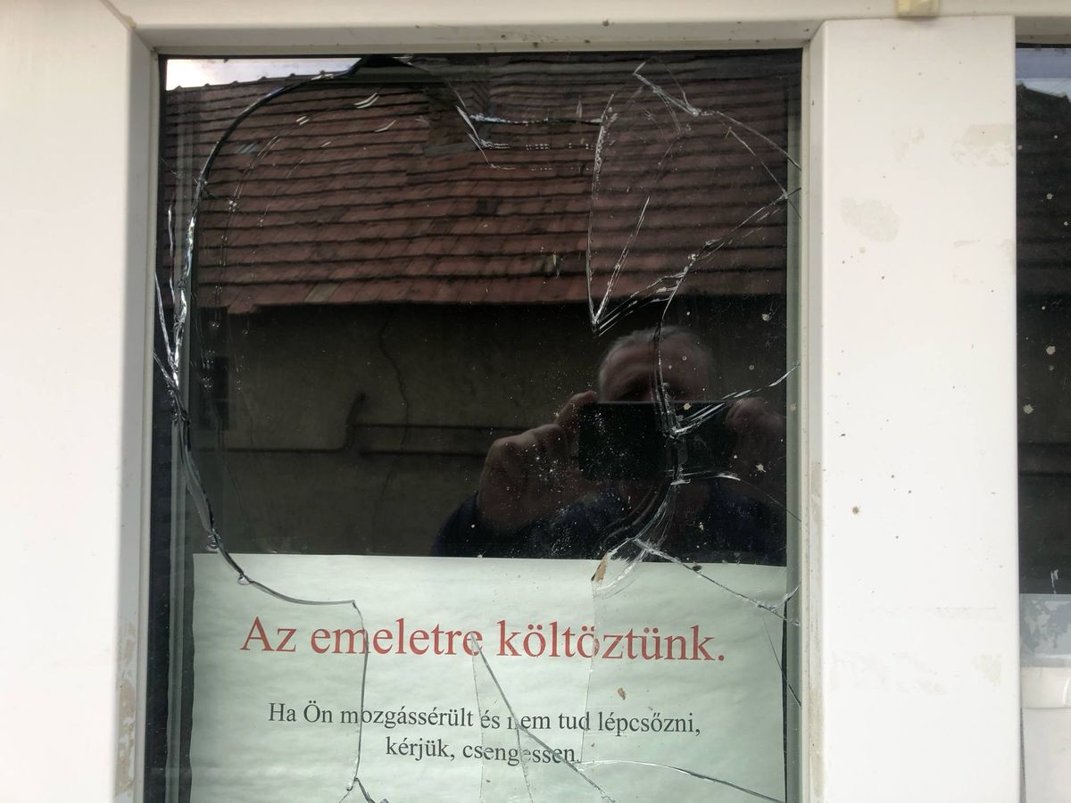 Az első éjszaka egy rongálás történt, bemelegítés gyanánt, majd megindul az öt helyet érintő betörés sorozat