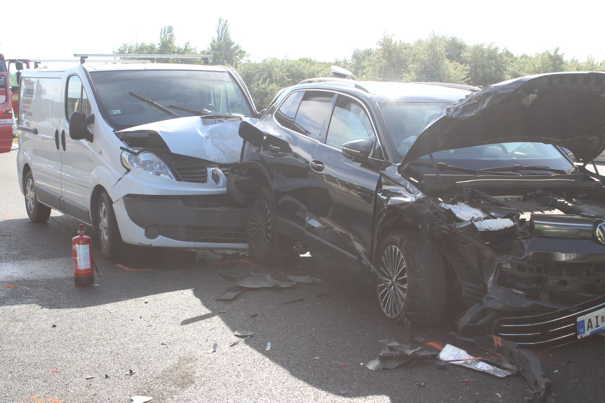Mi történt? Szirénázó autók lepték el Fejért. M7-esen, a 7-es főúton és Székesfehérváron is több baleset történt, mentőt is riasztani kellett.