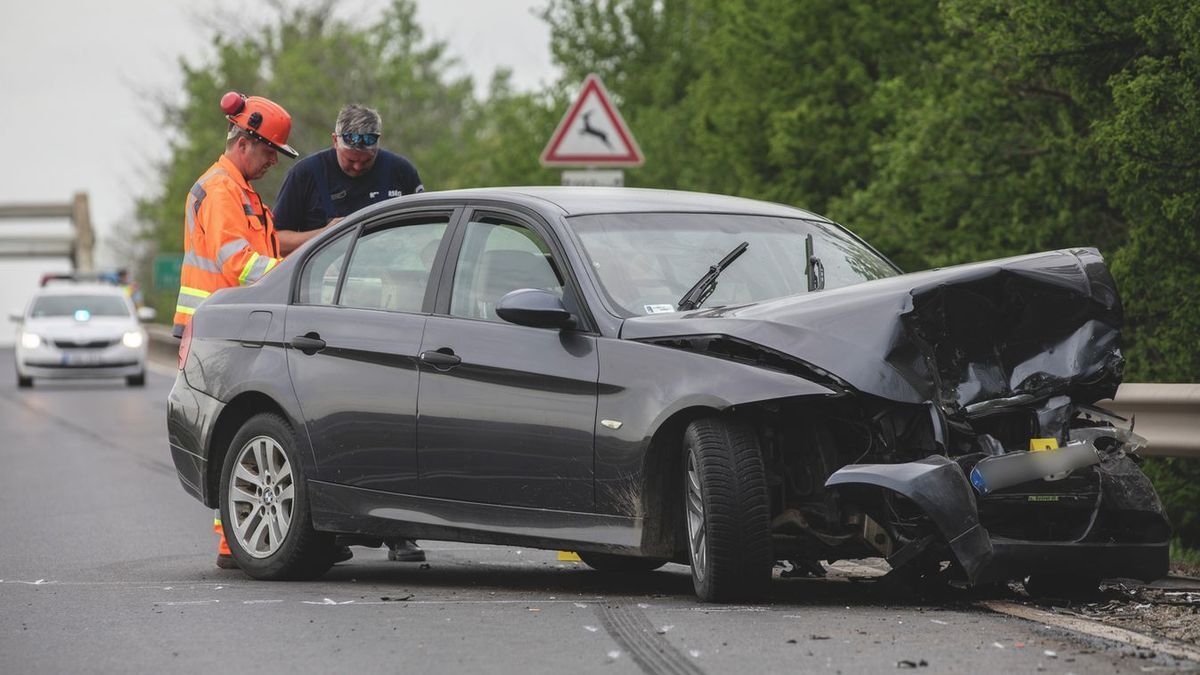 Árokba csapódott az autós, mentőket riasztottak az idős asszonyhoz