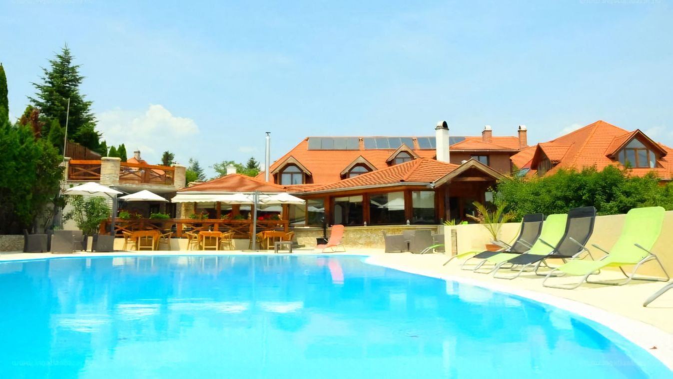 Ha szemet vetett a Velencei-tónál lévő hotelre, most megveheti (galéria)