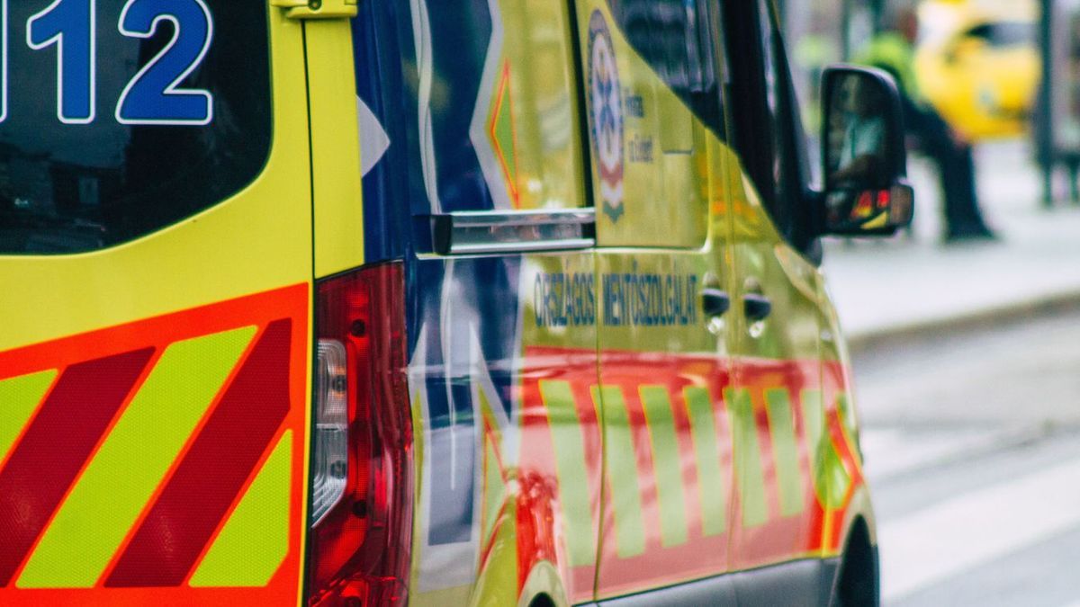 Átszakította a szalagkorlátot az a kamion, amely a baleset következtében fejtetőre borult. Mentő is rohant a helyszínre a sérültekhez.
