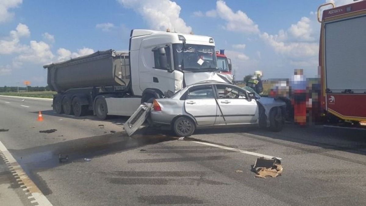 Rendőrség, katasztrófavédelem és a mentő munkatársai is az M7-es baleset helyszínén. Kamionnal karambolozott egy személyautó Székesfehérvár közelében.