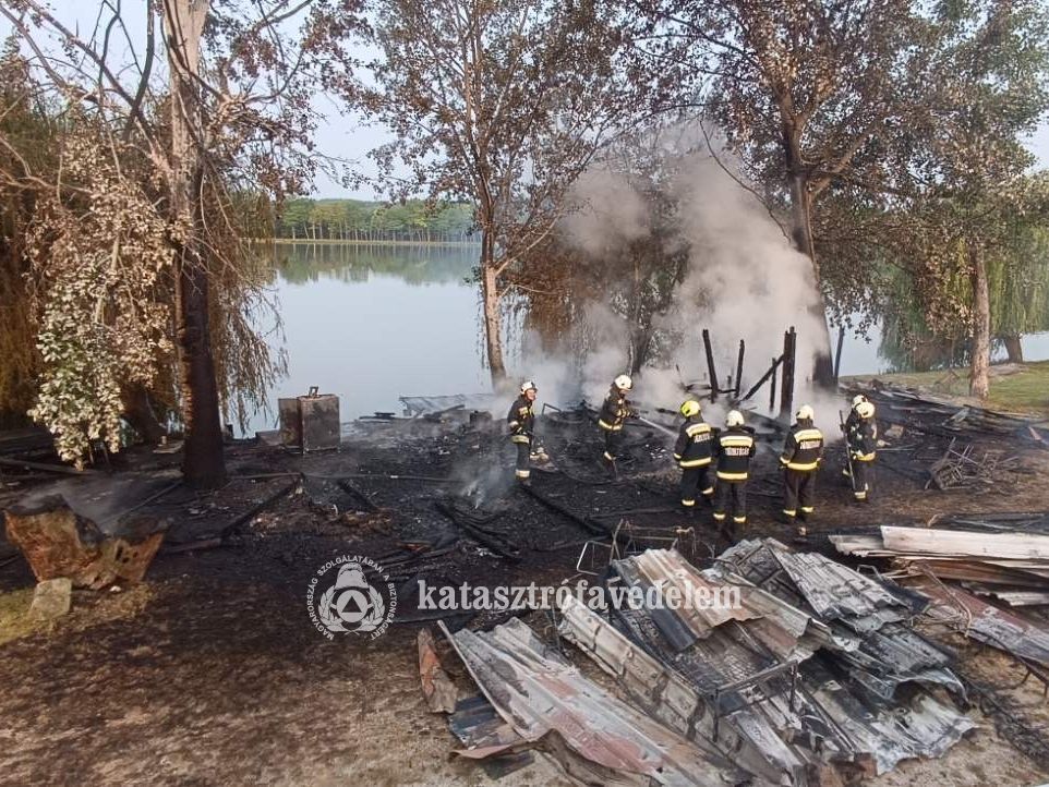 A katasztrófavédelem, a rendőrség és a mentő is helytállt a baleseteknél, amelyből volt jó néhány. Mindemellett a tűzoltóknak a lángokkal is megküzdöttek.