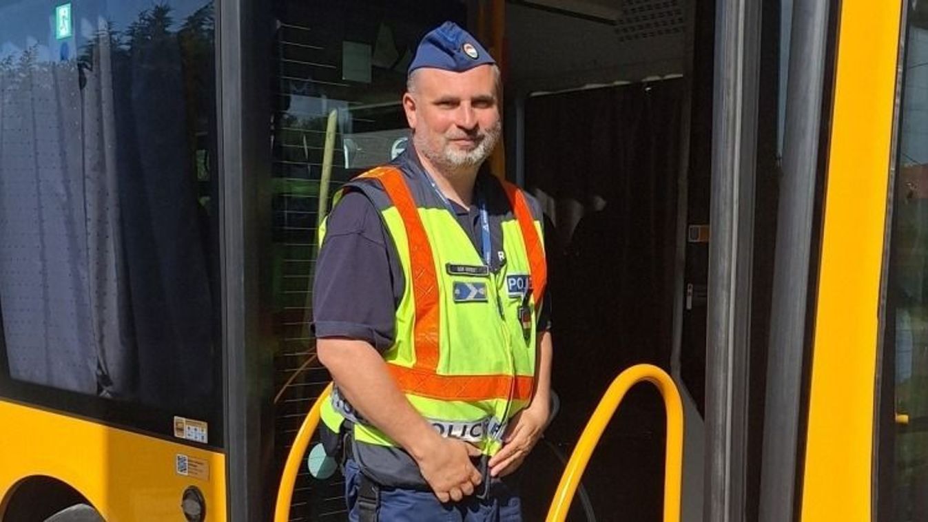 Az egész busz lélegzetvisszafojtva figyelte a rendőrségi akciót