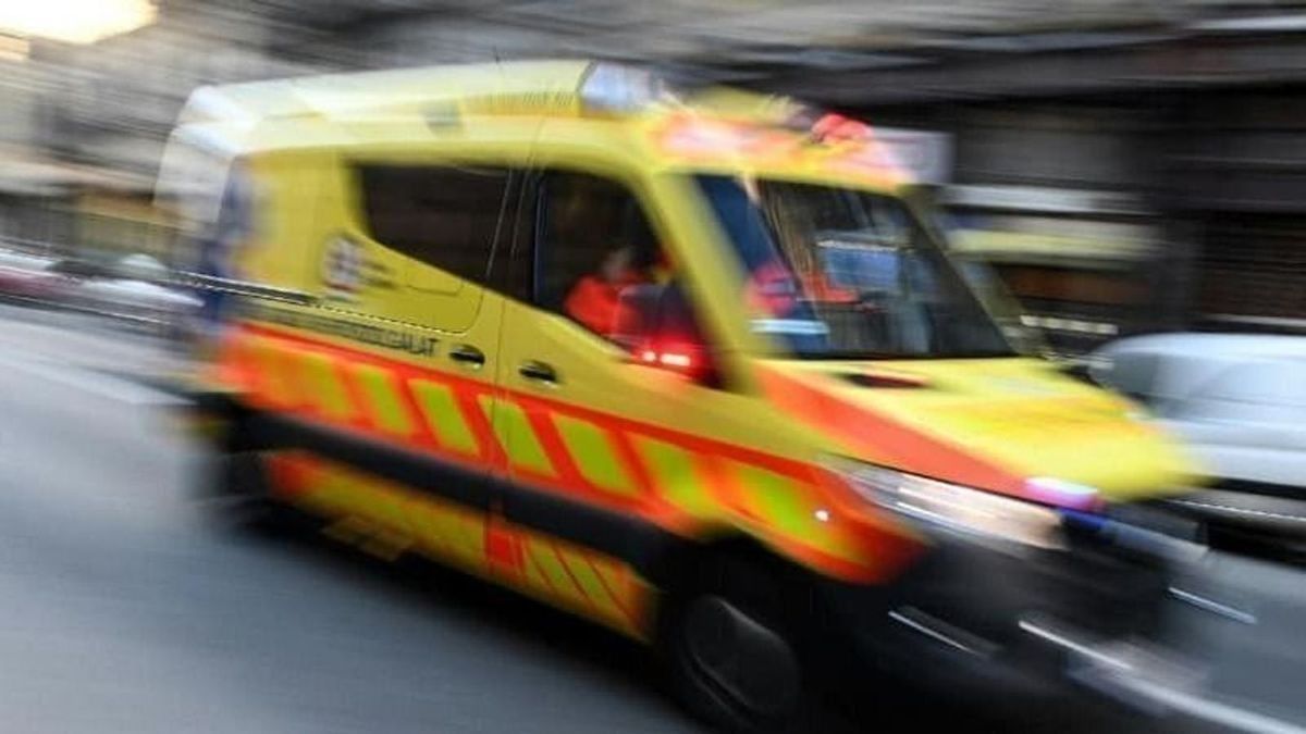 A roncsok közé szorult autó sofőrjét kellett kimenteni, miután egy kamionnal frontálisan ütközött az 1-es főúton. Sajnos már a mentő nem tudott rajta segíteni, halálos baleset történt.