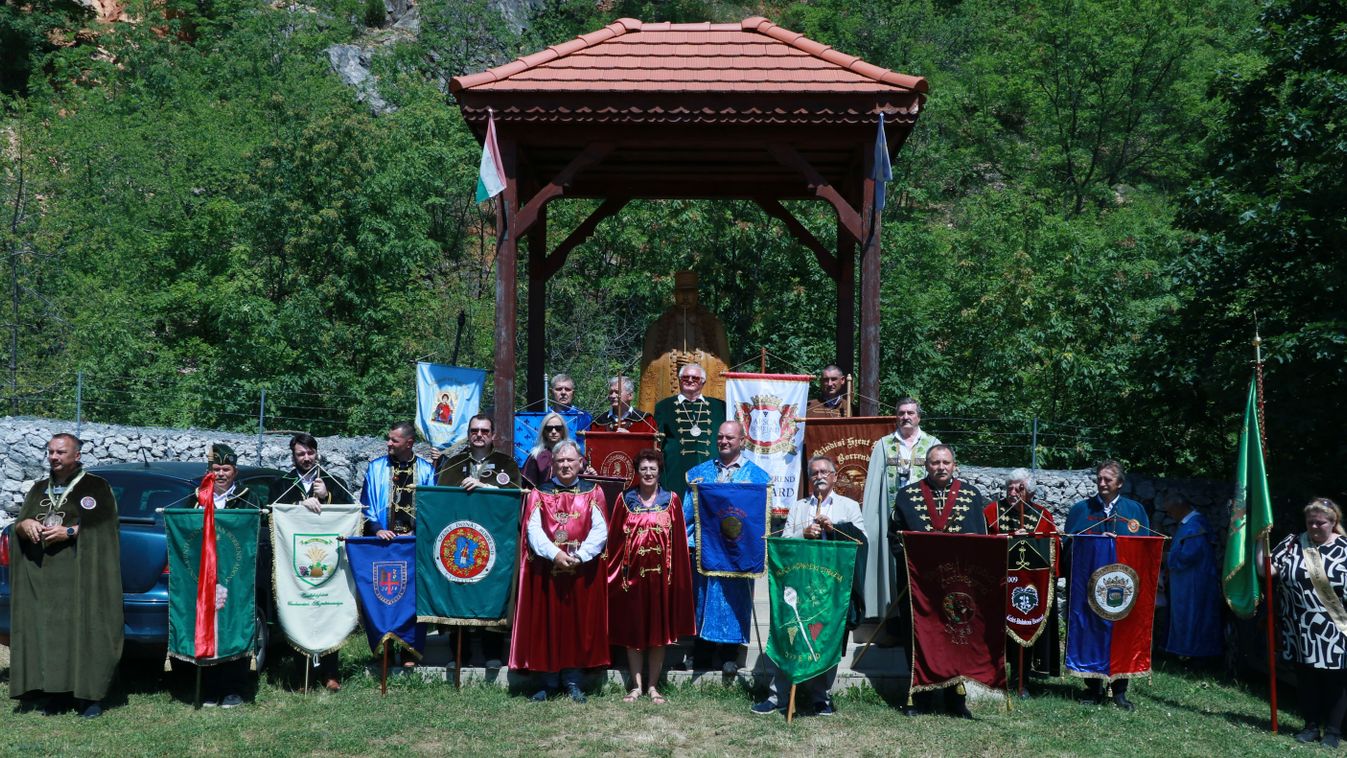 Kárpát-medence borrendjei és borkirálynői a borünnepen (galéria)