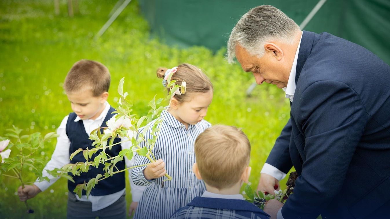 Orbán Viktor unokáival közös képpel üzent: én rájuk vagyok büszke!