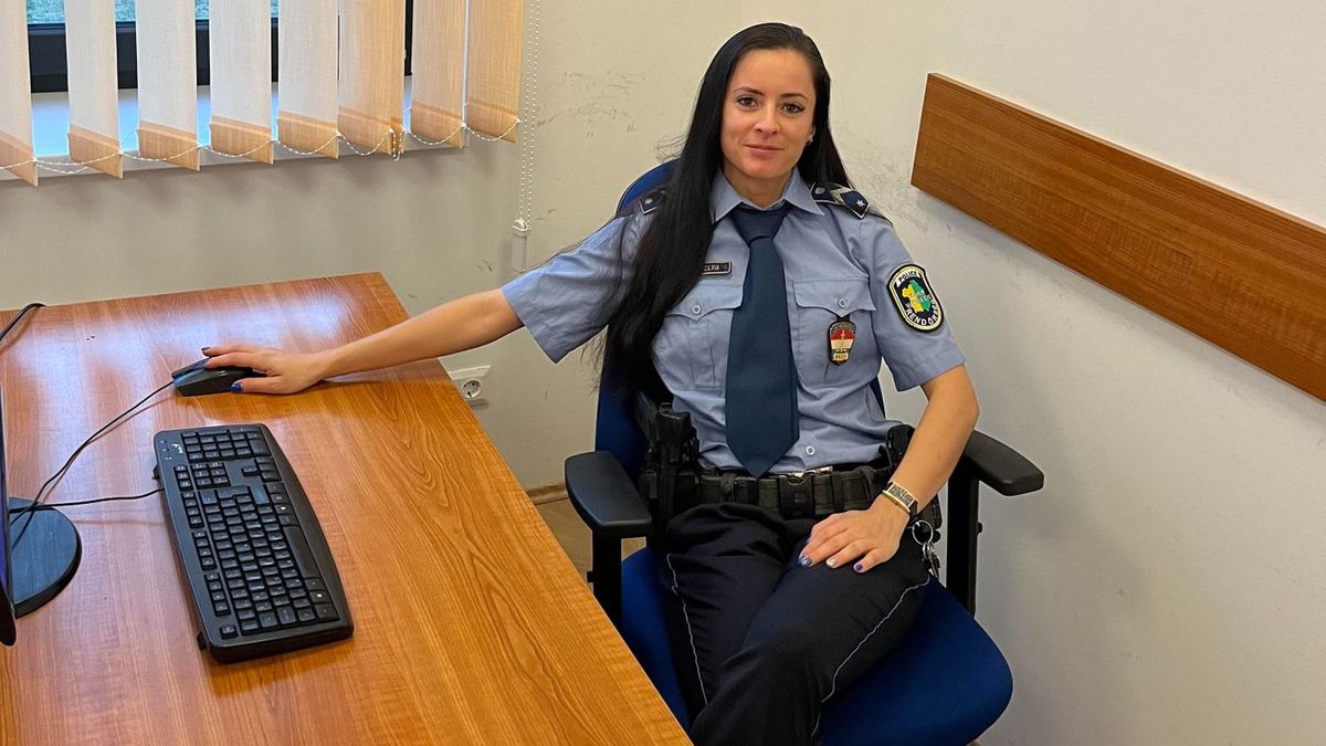 A 165 cm magas egzotikus hölgyre is igaz: kicsi a bors, de erős. Talán kevesen gondolnák róla, hogy a rendőrség amazonja hatalmas súlyokat emel.