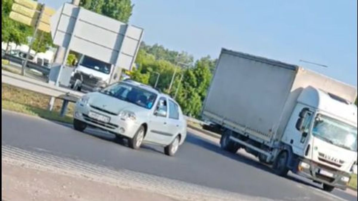 Nem hiszed el mit csinált ez az autós a székesfehérvári körforgalomban – videóval