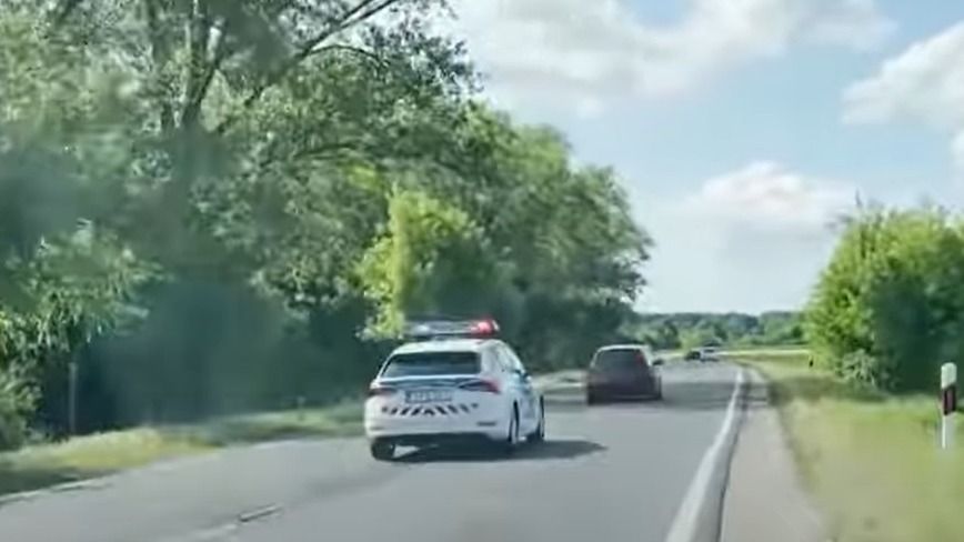 Ez nem volt semmi! Filmbeillő autós üldözés volt a 64-es főúton. Az őrült hajszát olvasónk szúrta ki Fejérben. A rendőrség elmondta, mi is történt pontosan.