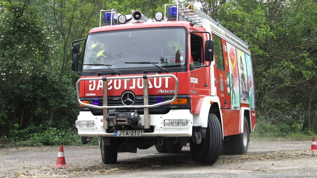 Hatalmas mázli! Pont a bicskei tűzoltóság mellett gyulladt ki péntek délelőtt egy öreg autó, a tűzoltók gyorsan beavatkoztak.