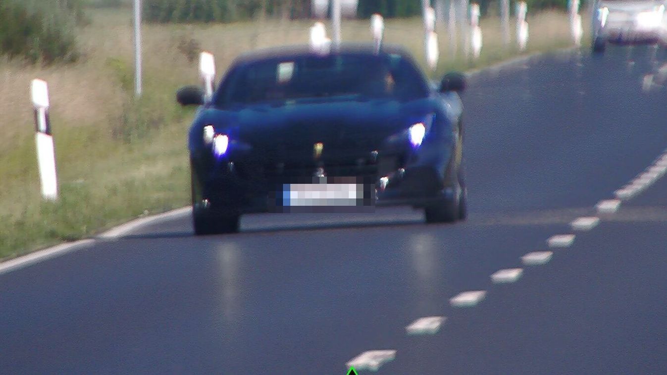 Féktelen száguldásba kezdett a Ferrari, a rendőrök nem hagyták annyiban - fotó