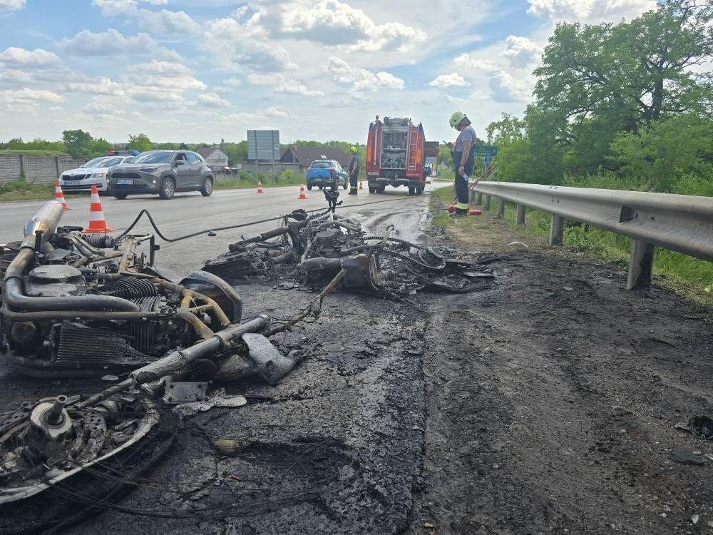 Két motoros ütközött a 7-es főúton Baracskánál. A baleset következtében a járművek kigyulladtak, személyi sérülés történt. Képek a tűzeset drámai pillanatairól.