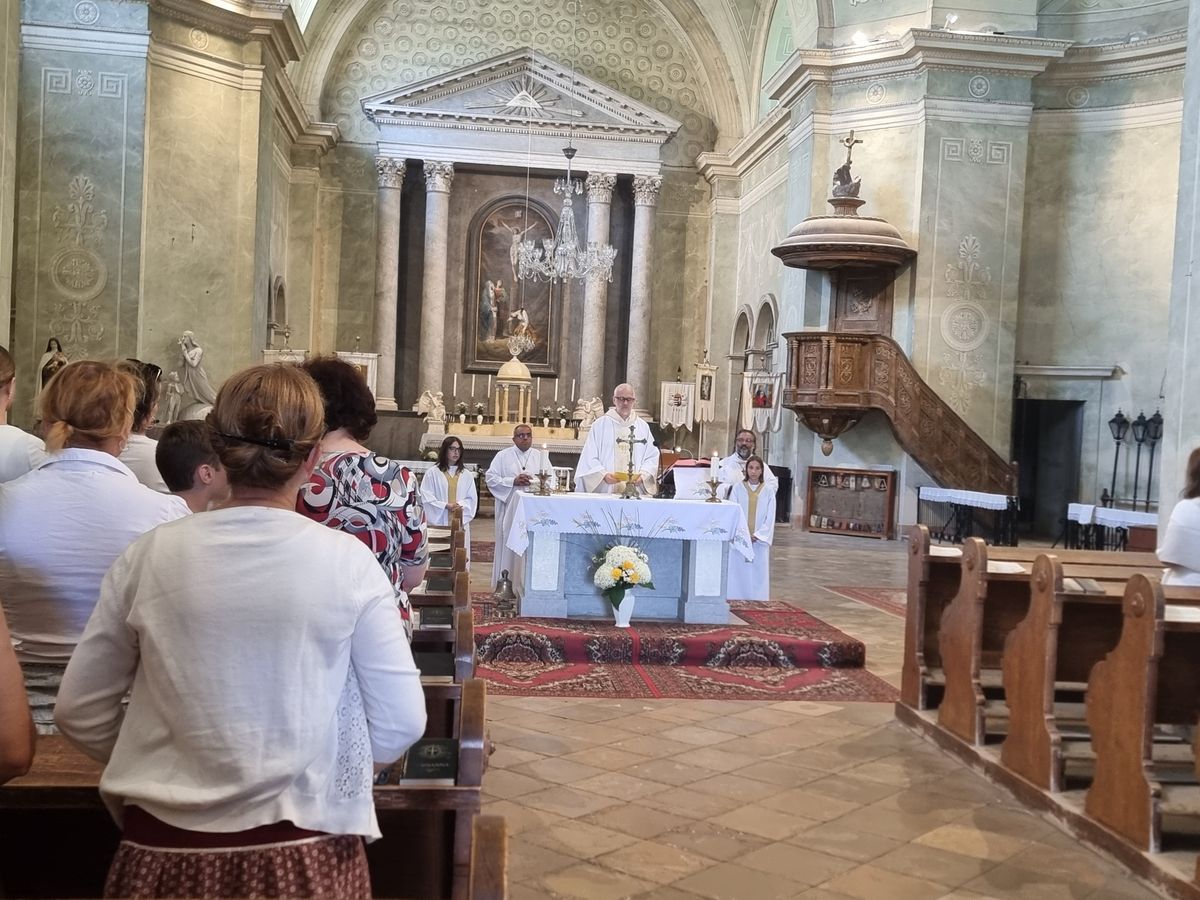 Szorgos kezek alkottak, hogy elkészüljön a hagyományokat követve az Úrnapi virágszőnyeg, amely átölelte Magyarország hetedik, Fejér legnagyobb templomát.