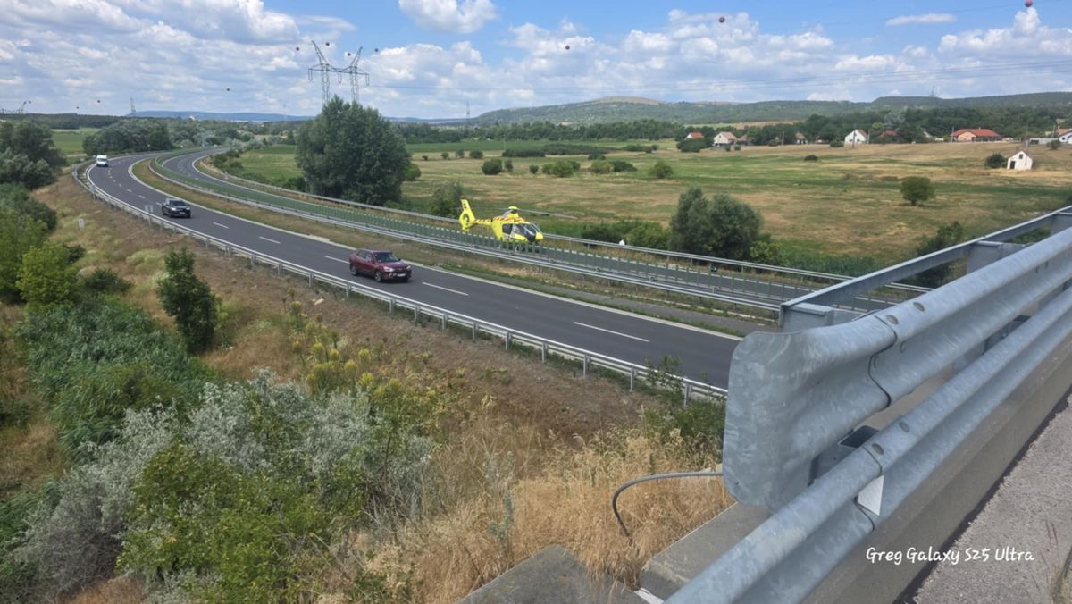 A 8-as főúton, Csór térségében baleset történt. Mentőhelikopter is érkezett.
