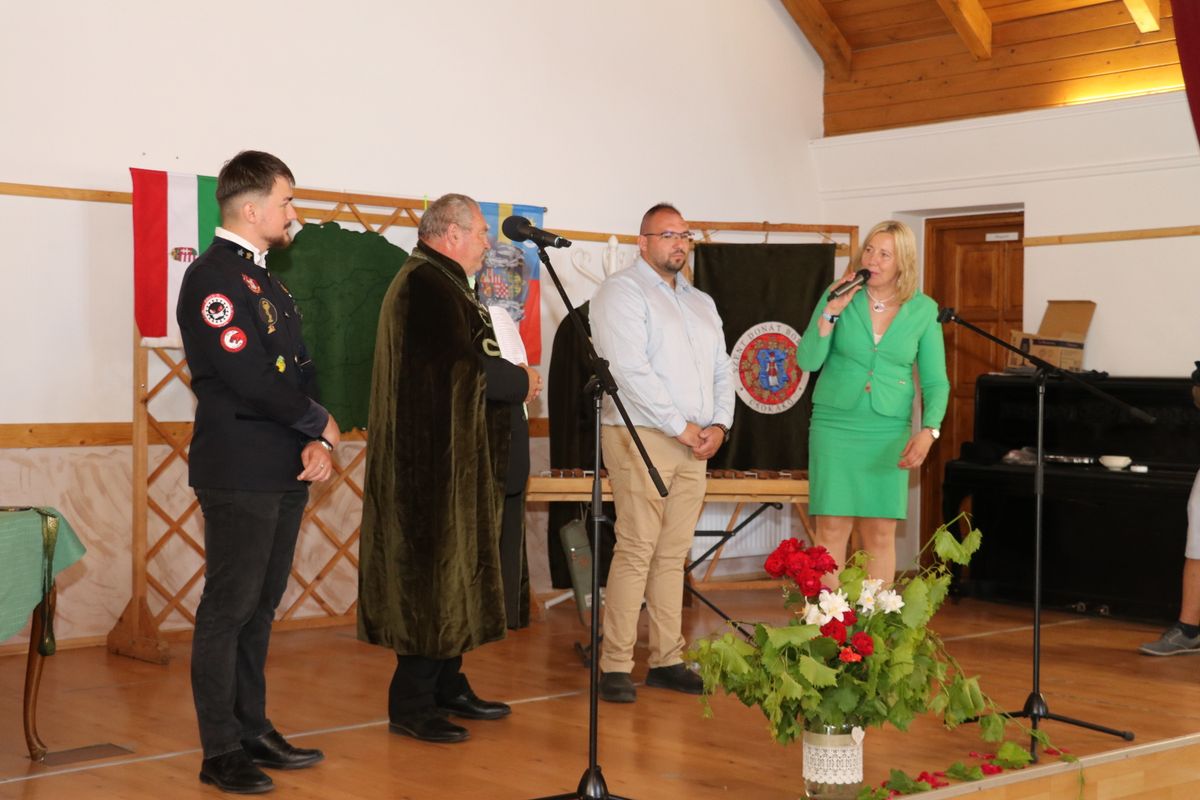 A Kárpát-medencei Borrendek, Borkirálynők és Borbarátok találkozójának fontos mozzanata, mikor Bognár Gábor nagymester (zöld palástban) pallosával felavatja a tagokat