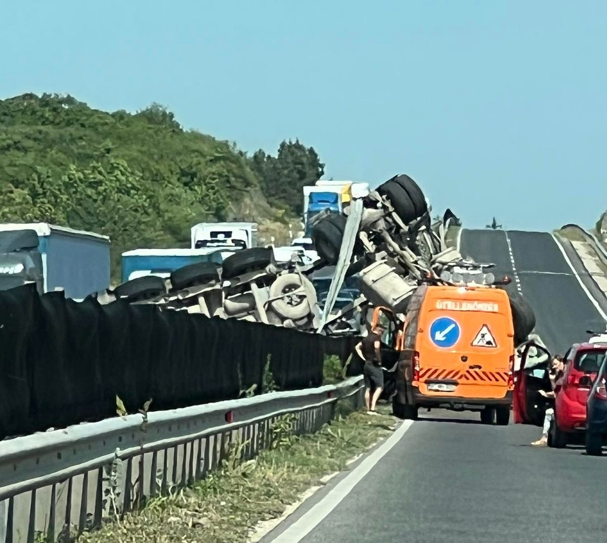 Sokkoló jelenetek az utakon. Ezt a hetet sem úsztuk meg súlyos balesetek és tragédia nélkül. A mentőhelikoptert is több helyszínre riasztották.
