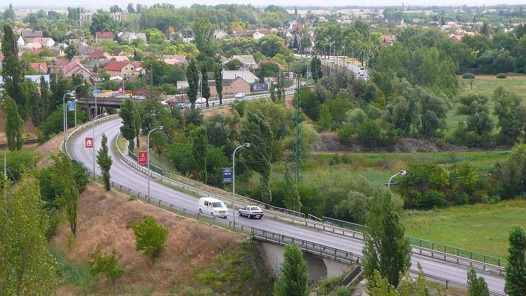 Az esti csúcsidőben három gépkocsi ütközött össze Székesfehérvár egyik fontos szakaszán, a Balatoni úti felüljárónál. Mentő is érkezett.
