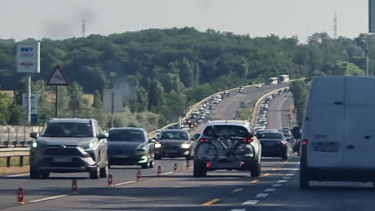 Újabb dugó az M7-esen. Ismét a martonvásári terelésnél alakult ki nagyobb torlódás átépítés miatt. Óvatosan közlekedjenek!