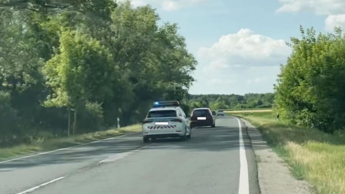 Ilyet nem mindennap látni, rendőrségi hajsza Fejérben. Autós üldözés zajlik a megye déli részén. Mutatjuk a felvételeket!