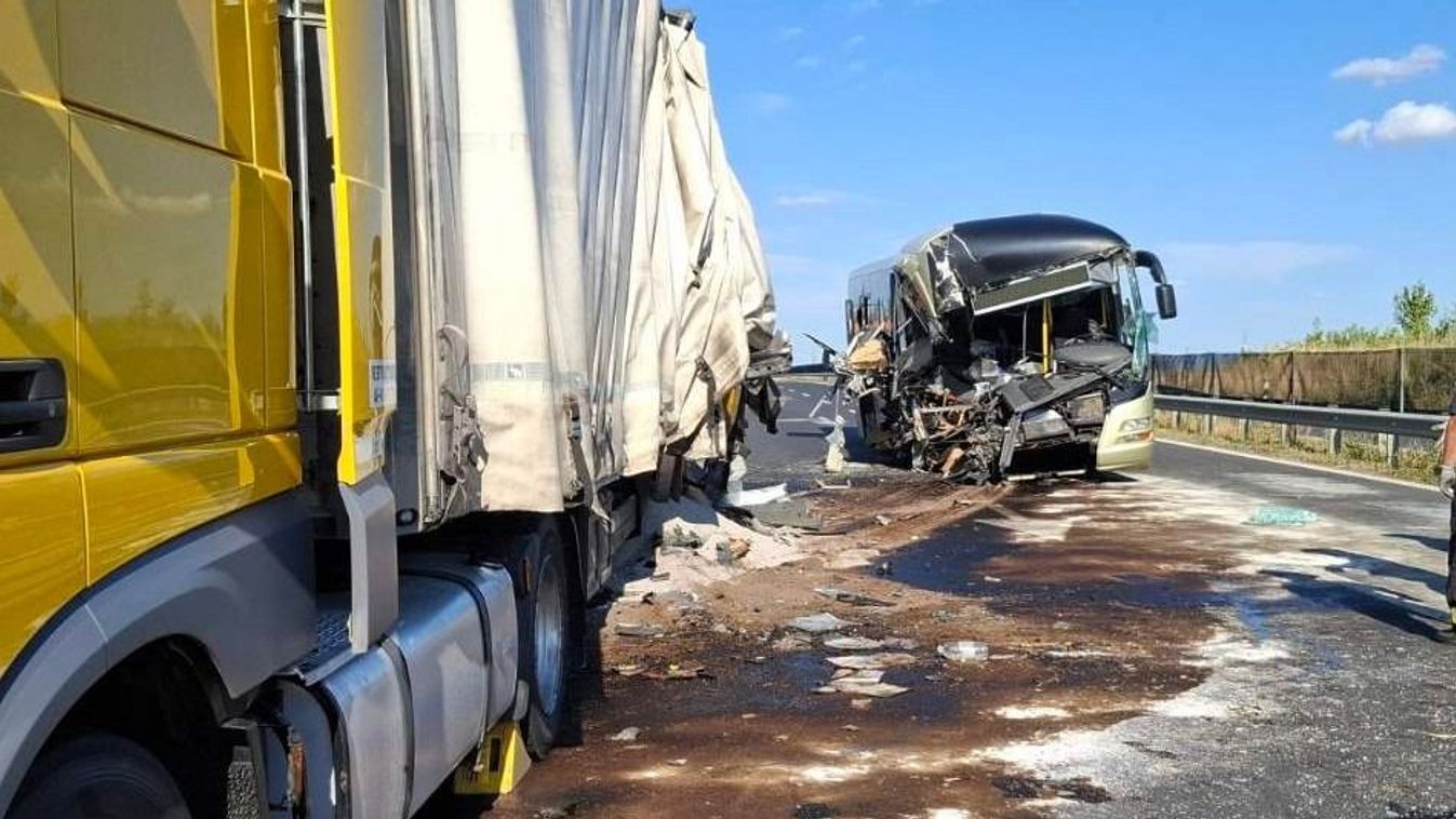Sokan megsérültek a 8-as főúton történt buszbalesetben, többen súlyosan (hivatalos, képek)