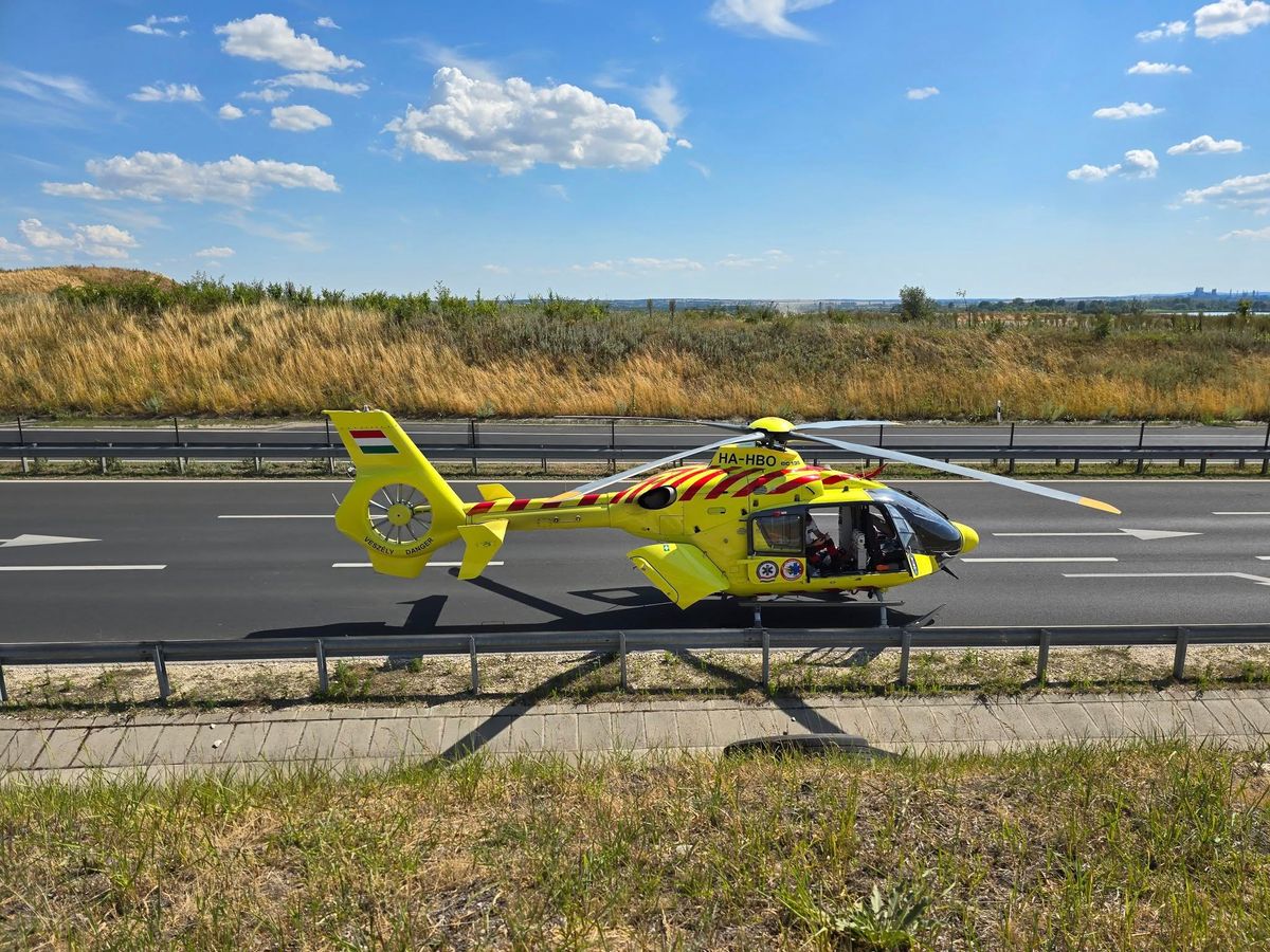 Több mentőegységet, köztük mentőhelikoptert is riasztottak a 8-as főúton történt balesethez. A busz eddig ismeretlen okból belerohant egy álló kamionba.