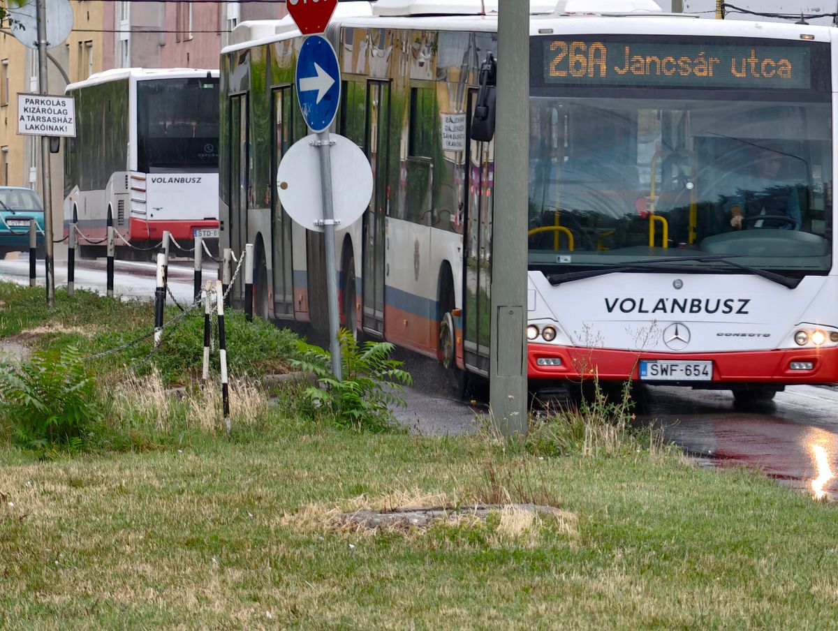 Forgalmas kereszteződést alakítanak át Székesfehérváron. A város alpolgármestere az év egyik legfontosabb közlekedési beruházásának nevezte a fejlesztést.