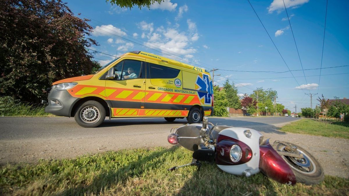 Egy motoros és egy autós volt érintett a balesetben. Ketten is utaztak a motoron... Mentőt is riasztottak a helyszínre.