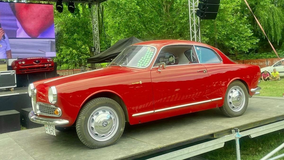 Több ezer autó gyűlt össze a nemzetközi Alfa Romeo találkozón