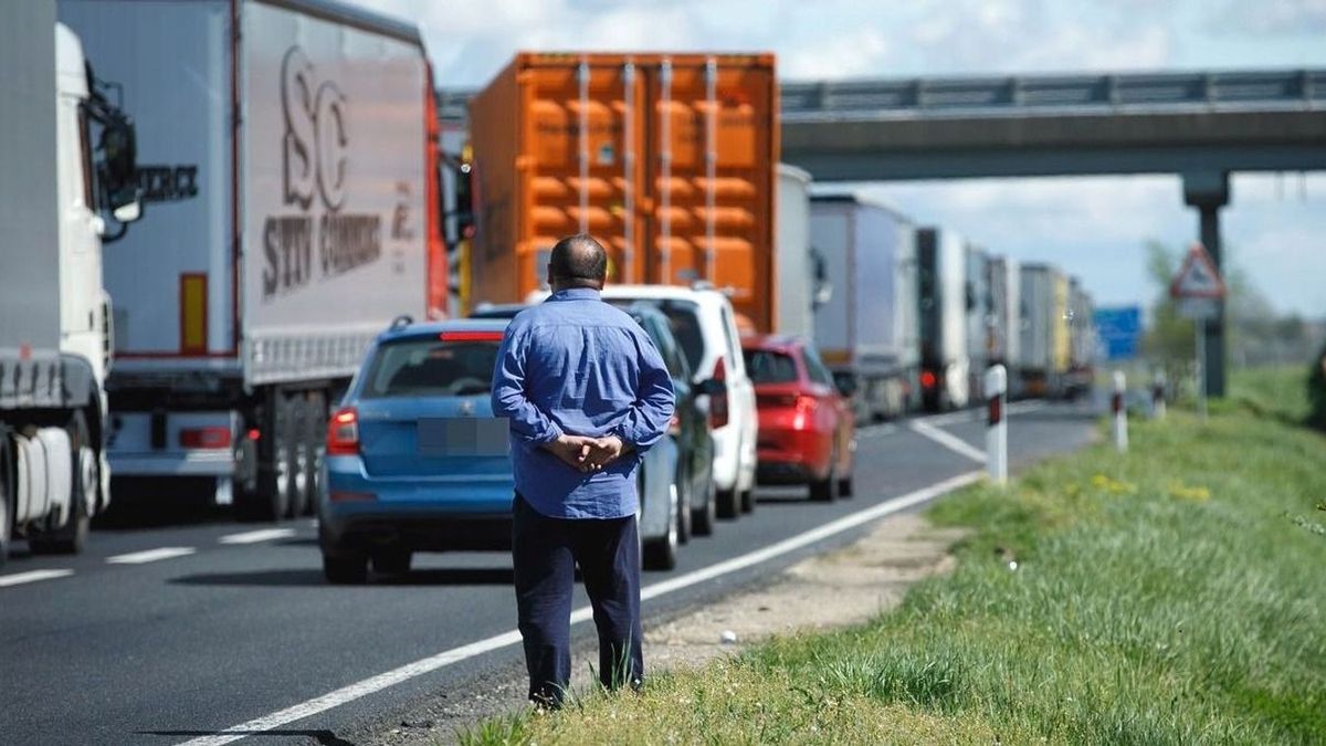 Hatalmas dugó nehezíti az M1-esen közlekedők életét baleset miatt, amely a terelésnél történt.