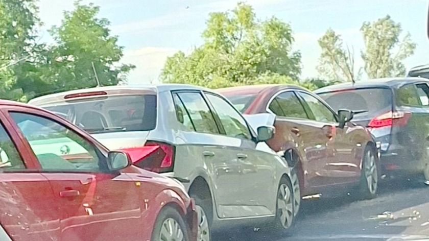 Többen egymásba csúsztak Székesfehérvár előtt az M7-es autópálya, szabadbattyáni lehajtójánál Budapest felé. Több kilométeres a torlódás.