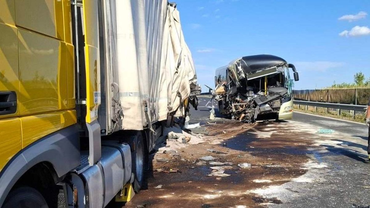 Sokan megsérültek a 8-as főúton történt buszbalesetben, többen súlyosan (hivatalos, képek)