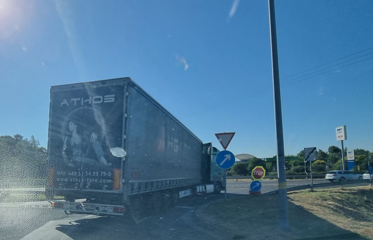 Hozzuk a legfrissebbeket az utakkal kapcsolatban, fókuszban az M7-es Balaton felé. Az mindenképpen jó hír, hogy megszűnt a terelés Székesfehérvár után.