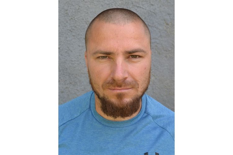 Egész Európa rács mögé kívánja azt az erőszakos román gyilkos férfit, aki a gyanú szerint kegyetlenül megölte élettársát, majd rágyújtotta a házat.