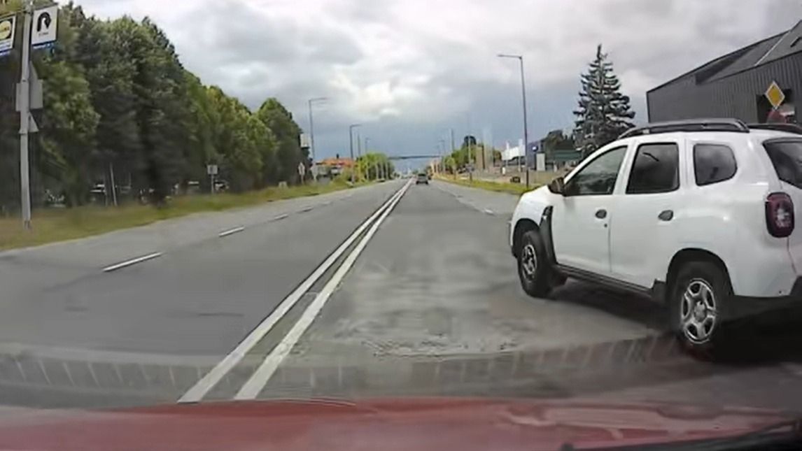 Centiken múlt a baleset a figyelmetlen autós miatt