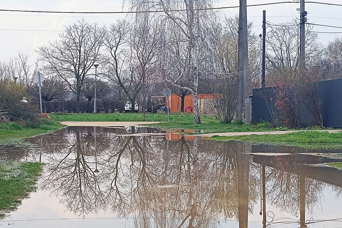 A felhőszakadás során nagy mennyiségű érkező csapadékot nem tudja elnyelni a föld és a csatornarendszerek sem