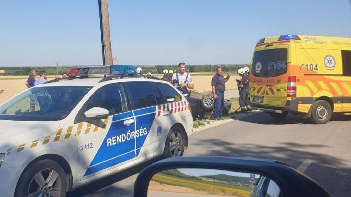 Árokba borult egy autó Velence és Nadap között