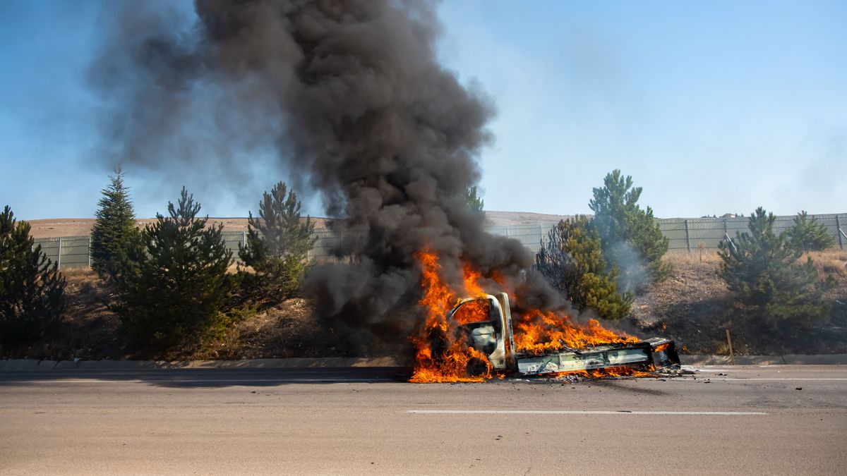 Felborult és kigyulladt egy autó az M7-esen