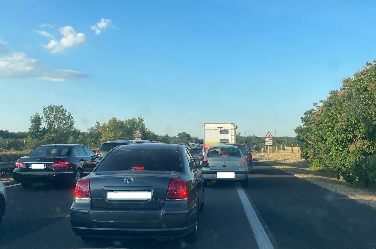 Helyzetjelentés az utakról: Fókuszban az M1, M7 autópálya és a 81-es főút. Munkavégzés és baleset egyaránt lassítja a forgalmat.