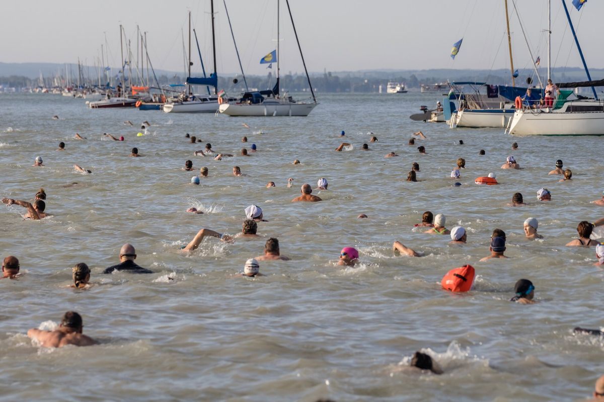 Balaton-átúszás