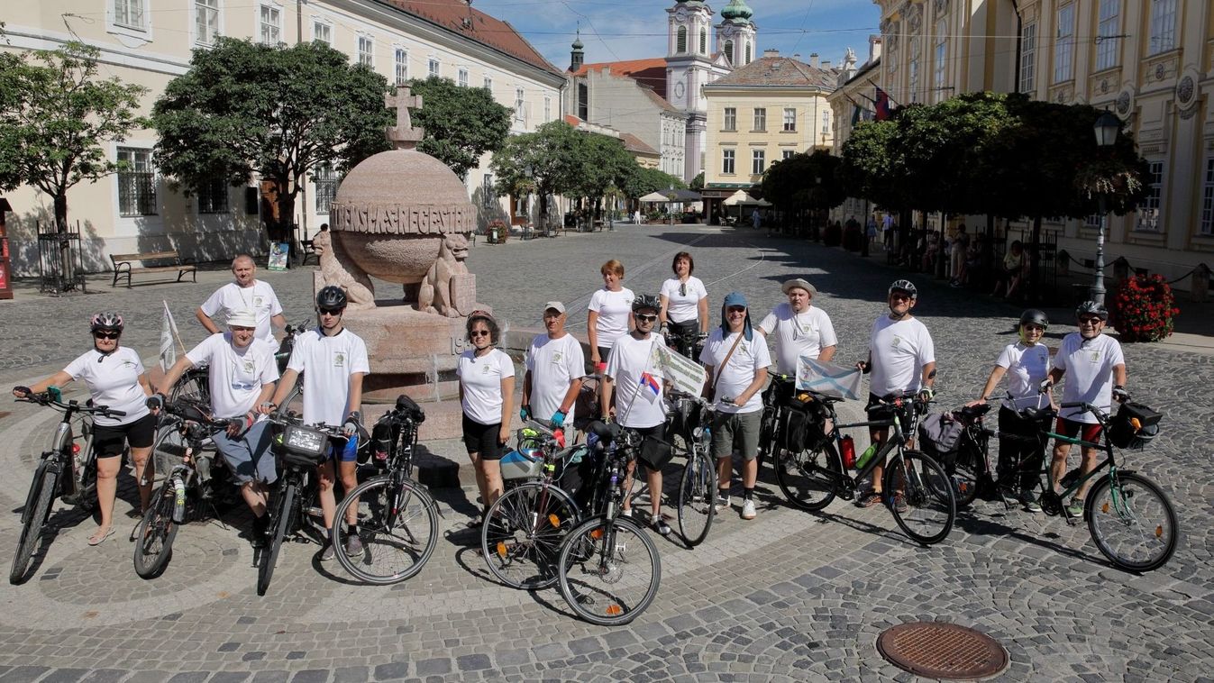 Több száz kilométert tekertek Fehérvárig (galéria)