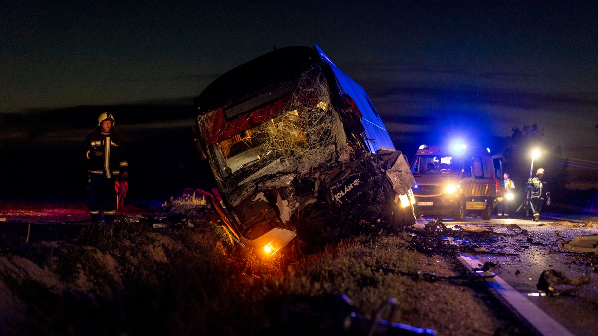 Autóbusz és személyautó karambolozott a 81-esen, Sárkeresztesnél