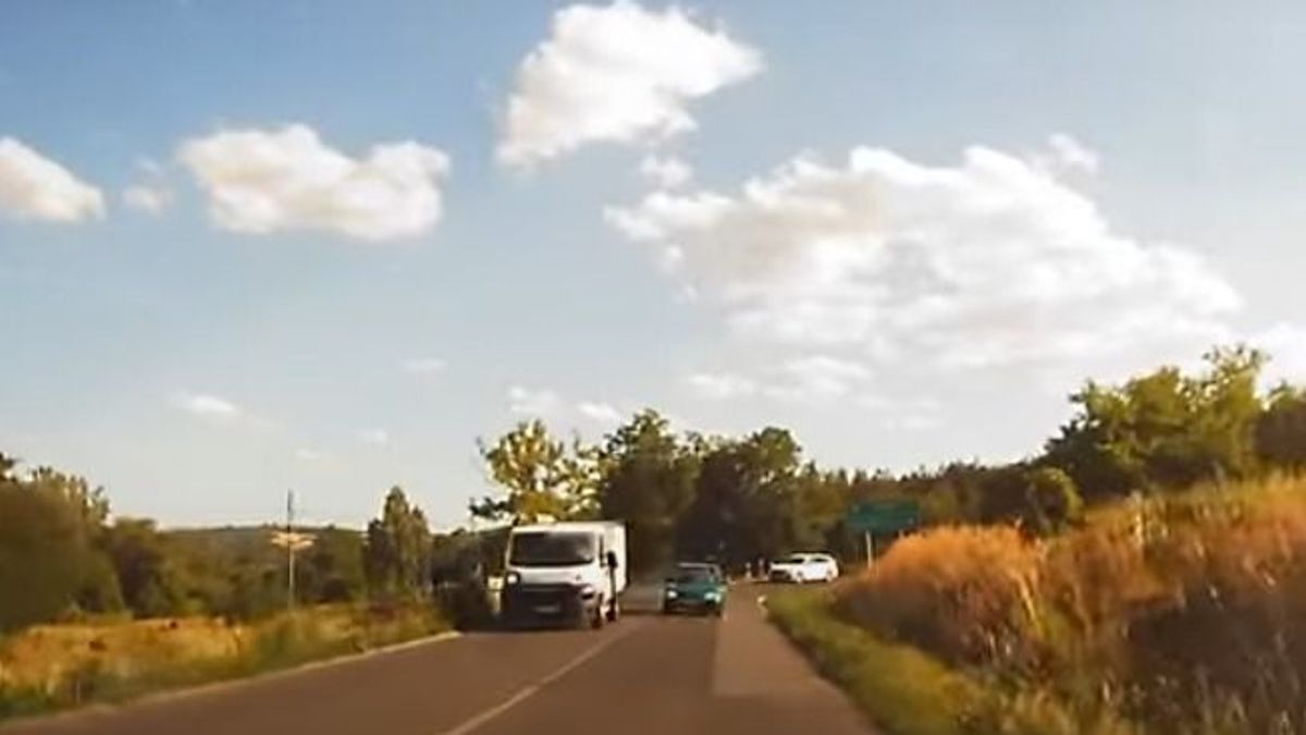 Hajszálon múlt a frontális ütközés – videóval