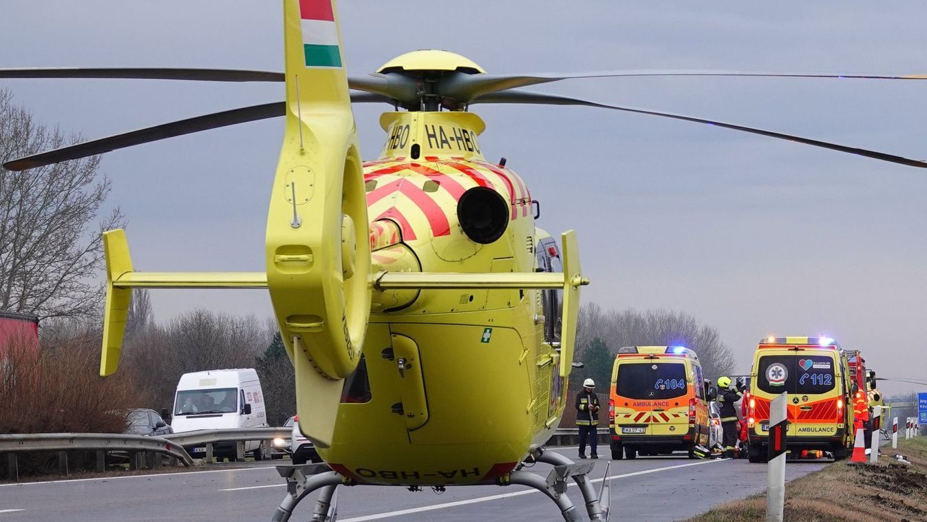 Brutális baleset az M1-esen: két mentőhelikopter, tizenhárom sérült