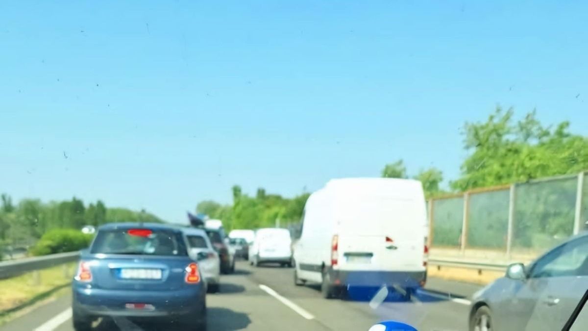 A jelentések szerint Érd-Tárnok magasságában történt baleset a Balaton felé, emiatt több kilométeres torlódás alakult ki.