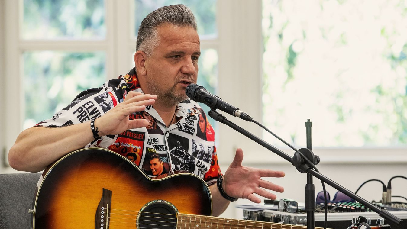 Bokányi Zsolt csapott a húrok közé a Viktória Pódium színpadán