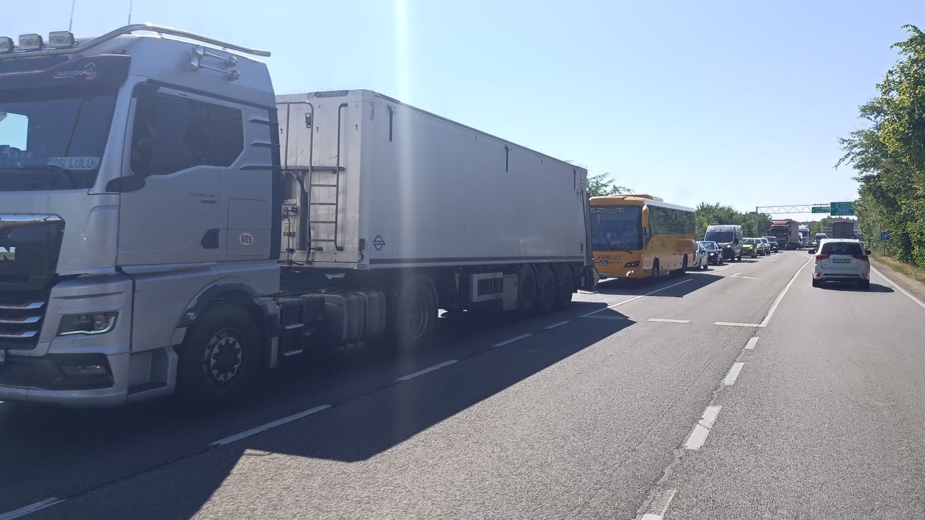 Forgalmi dugókat és feszültséget okoz a kerékpárút építése