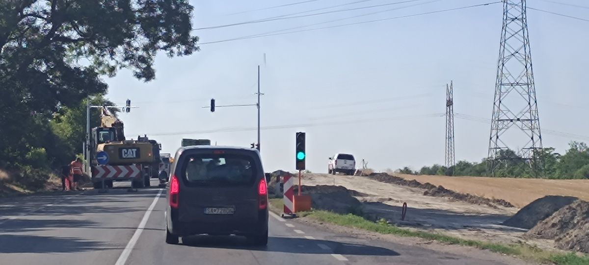 A forgalmi dugók és az abból fakadó balesetek, valamint a menetidő-növekedés miatt egyre feszültebb a helyzet a 81-es út sárkeresztesi szakaszán