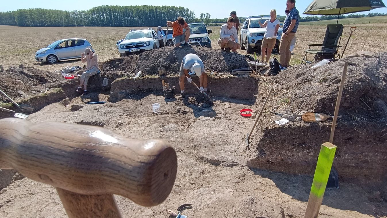 Téglákkal fedték le a szeretett csecsemő végső nyughelyét