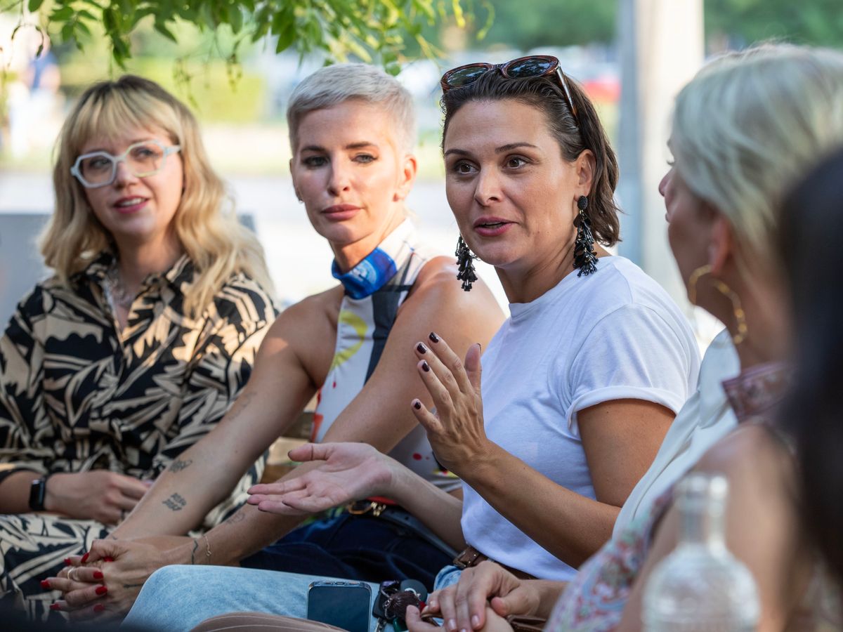 Így került Trokán Nóra a színfalak mögül a székesfehérvári kávézó falaira